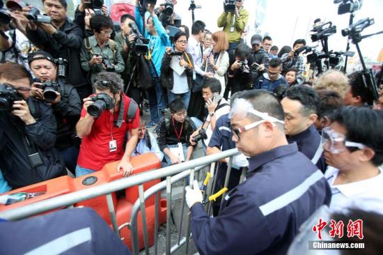 11月18日上午，香港法庭頒令執(zhí)達(dá)主任展開清除在金鐘中信大廈外的障礙物，先后清理了龍匯道上的鐵馬，警