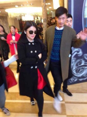 　婚禮現(xiàn)場現(xiàn)多位明星大腕助陣。