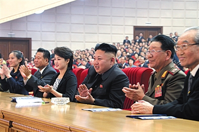 　5月19日，金正恩和夫人李雪主觀看演出，金與正（左一）坐在金正恩右邊第三個(gè)位置。