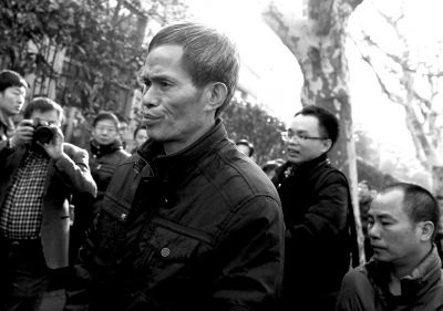 被告人林森浩的父親林尊耀準(zhǔn)備進(jìn)入法院。