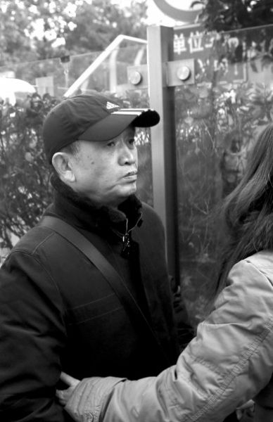 受害人黃洋的父親黃國強(qiáng)準(zhǔn)備進(jìn)入法院。