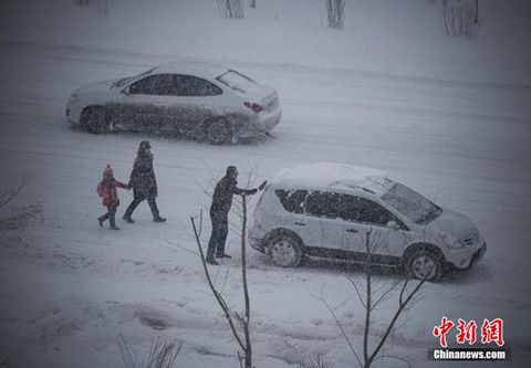 12月8日，經(jīng)過一夜降雪，烏魯木齊已是皚皚白雪一片。（圖片來源于中新網(wǎng)）