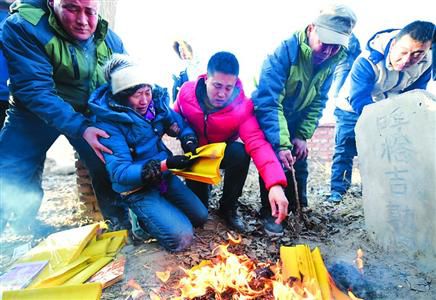 昨日，呼格吉勒圖的父母揣著無罪判決書的復印件來到兒子墳前祭奠。　/新華社