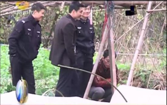 一個見習(xí)警官，一個二級警司，和一個便衣人員站在菜地里笑。
