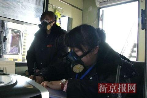 收費(fèi)員戴防毒面具上班。當(dāng)?shù)鼐W(wǎng)友供圖