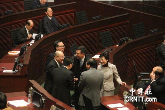 答問(wèn)大會(huì)之前，港府司局長(zhǎng)等高官聚談（中評(píng)社 鄧冠英攝）