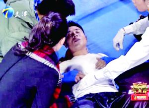 天津衛(wèi)視一檔明星真人秀娛樂(lè)節(jié)目中，海南省武術(shù)協(xié)會(huì)副秘書(shū)長(zhǎng)楊成章被打倒在地，表情痛苦。
