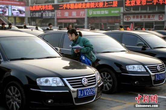 1月23日，北京亞運(yùn)村汽車交易市場(chǎng)中拓拍賣停車場(chǎng)上人頭攢動(dòng)。
