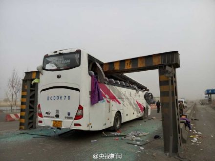 天津一旅游大巴與限高桿相撞 天津一旅游大巴與限高桿相撞