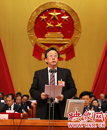 在表決通過各項決議后，省委書記、省人大常委會主任郭庚茂作出講話