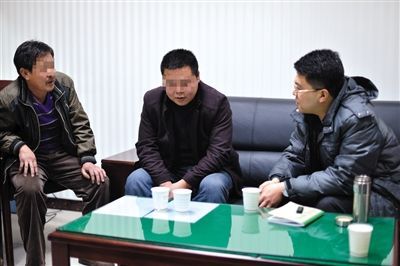 1月7日，陜西省榆林市，國家信訪局第五督查組成員王治鐸（右一）與兩名信訪人約談。 楊凱 攝
