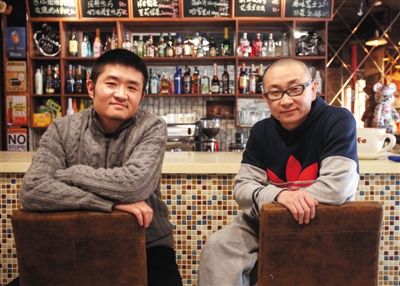 　14日，西安交通大學(xué)路66號(hào)公路咖啡館，苗阜（左）、王聲（右）兩位青年相聲演員今年將第一次登上春晚