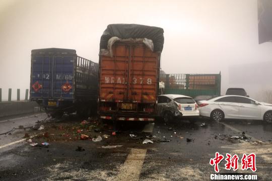 圖為21日，京港澳高速河南段21輛汽車發(fā)生連環(huán)相撞事故現(xiàn)場?！」啤z