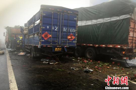 圖為21日，蘭南高速河南段車禍?zhǔn)鹿尸F(xiàn)場一片狼藉?！」啤z