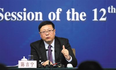 昨日，十二屆全國人大三次會議新聞中心，環(huán)保部部長陳吉寧回答中外記者提問。新京報記者 陳杰 攝