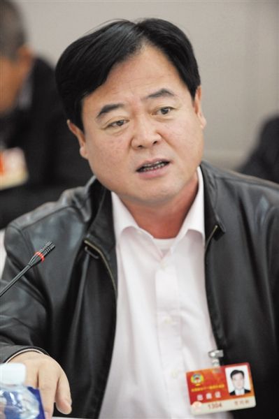 　政協(xié)委員、中國通用技術(shù)集團董事長賀同新稱，按照2014年的數(shù)字，他的薪水下降了近50%。圖/CFP