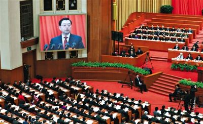 十二屆全國人大三次會(huì)議舉行第二次全體會(huì)議，全國人大常委會(huì)委員長張德江作全國人大常委會(huì)工作報(bào)告。