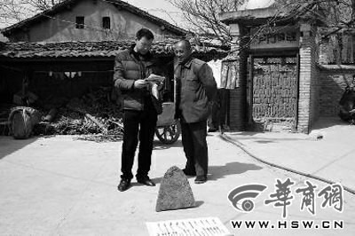 昨日，商洛市博物館工作人員（左）向李老漢講解最近出臺的《陜西省群眾保護文物獎勵辦法》