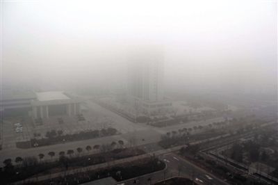 昨日，連云港市贛榆區(qū)14層高樓上拍攝的大霧天氣。當日，江蘇省多地出現大霧天氣。新華社發(fā)