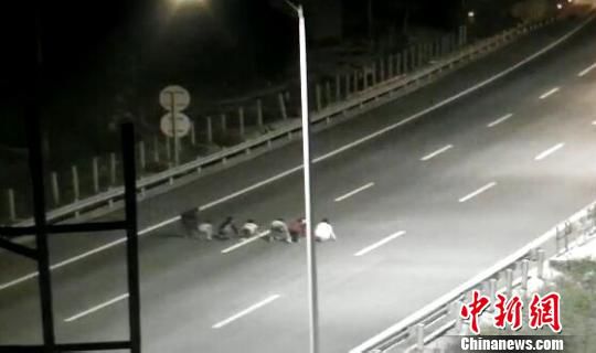 孩子們將高速公路當(dāng)成跑道賽跑?！【焦﹫D　攝