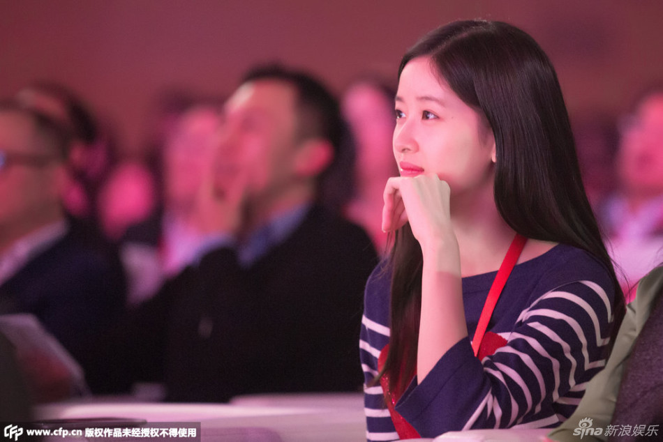 奶茶妹妹與劉強東親密熱聊滿目愛意 奶茶妹妹與劉強東親密熱聊滿目愛意