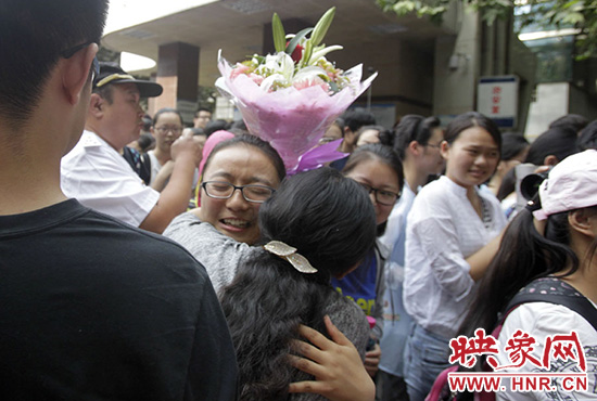 沖向你，給你一個(gè)深情的擁抱。