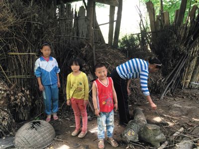 羅梅和她的三個(gè)孩子。中間兩個(gè)孩子為羅梅夫婦在逃亡途中所生。新京報(bào)記者 蕭輝 攝
