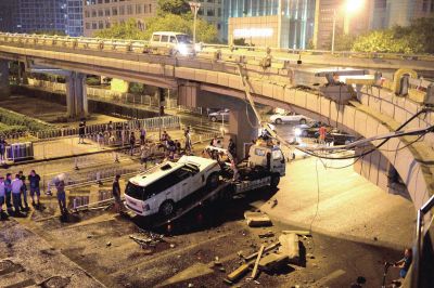 路虎車被扶正后，救援車將其拖離現(xiàn)場(chǎng)。
