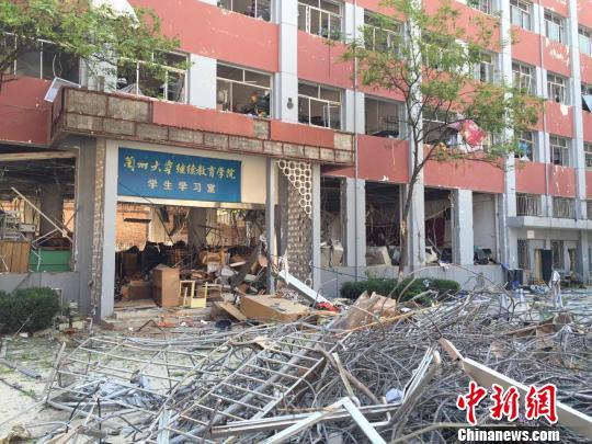 7月20日上午7點32分,蘭州大學醫(yī)學南校區(qū)學生公寓外一施工現(xiàn)場發(fā)生閃爆 7月20日上午7點32分,蘭州大學醫(yī)學南校區(qū)學生公寓外一施工現(xiàn)場發(fā)生閃爆