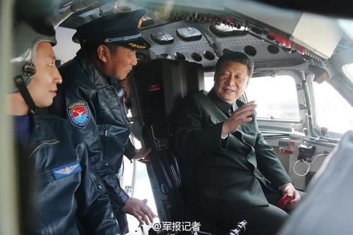 2015年2月16日，習近平登上戰(zhàn)機，坐進駕駛艙，了解裝備性能，體驗操作使用。