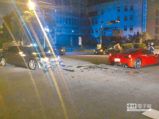 圖為車號(hào)8889的法拉利（右）和車號(hào)9888的賓利車（左）發(fā)生擦撞，法拉利車身嚴(yán)重?fù)p毀。