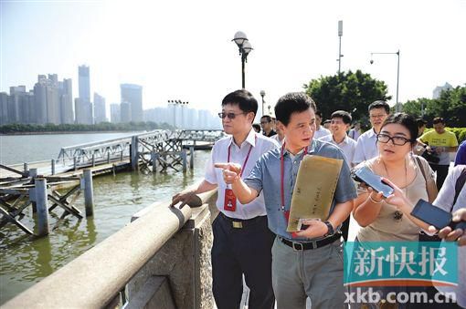 人大代表們在珠江邊現(xiàn)場調(diào)研。