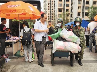 9月8日，天津濱海海港城小區(qū)，武警幫助居民搬東西。