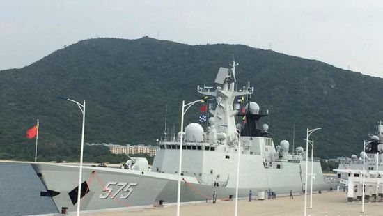 中國海軍艦艇編隊12日上午從三亞起航，參加“和平友誼-2015”中馬兩軍首次實兵聯(lián)演。