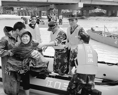 5日，廣東江門市邊防官兵解救被洪水圍困的群眾。 廖 鍵攝（人民視覺）