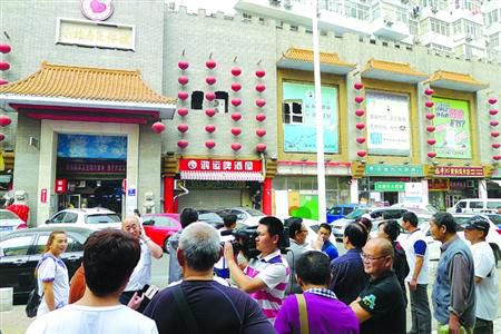 青島宰客海鮮店成“景點(diǎn)”，游人“參觀”拍照。