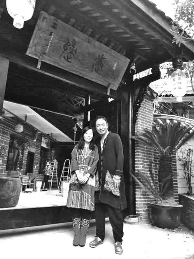 顧少?gòu)?qiáng)和丈夫在自己的客棧前合影,作為結(jié)婚照。照片由受訪者提供