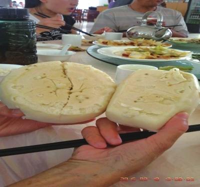 在參加山西游行程中，體驗員發(fā)現(xiàn)團(tuán)餐中的饅頭已經(jīng)發(fā)霉。視頻截圖