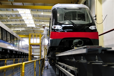 12月8日，工程技術人員在長沙調試磁浮列車。