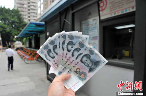 “如果是千元左右的跨行轉(zhuǎn)賬，都會(huì)先充值到支付寶，然后再轉(zhuǎn)到相應(yīng)銀行賬戶中”，肩負(fù)3000多元月供的北京白領(lǐng)小李告訴中新網(wǎng)記者，這樣操作起來方便、省時(shí)，還免去下載好幾個(gè)銀行客戶端的麻煩。