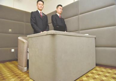審訊室、居住室內(nèi)的桌椅板凳都進(jìn)行了軟包。