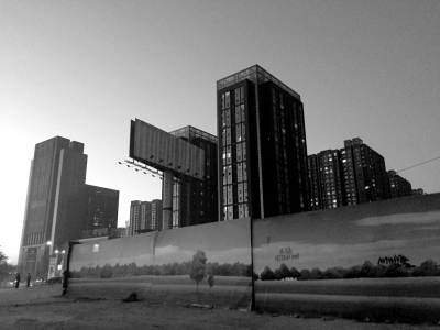 荒地西、南、北三面被2米多高的圍欄圍住。