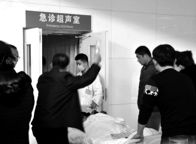 在寧夏醫(yī)科大學(xué)總醫(yī)院，一名傷者被緊急送往超聲室檢查。