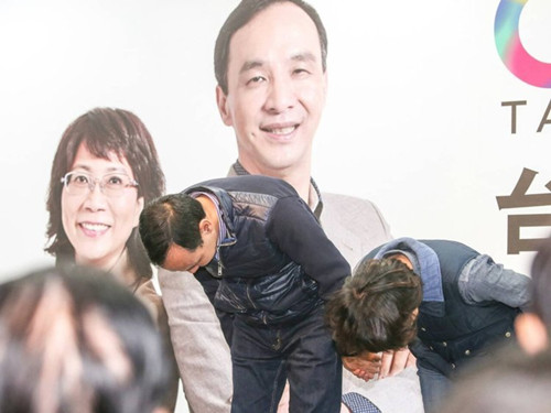 國(guó)民黨明天下午將召開(kāi)臨時(shí)中常會(huì)，決定由誰(shuí)擔(dān)任代理主席。圖為朱立倫與王如玄上午到競(jìng)選總部，向支持自己競(jìng)選的志工們一一致意，感謝他們的陪伴。圖片來(lái)源：臺(tái)灣《聯(lián)合報(bào)》