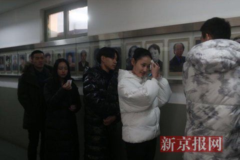 表演系考生考前正用紙巾卸妝。
