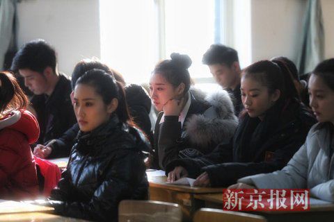 主持系考生正在備考區(qū)等待考試。