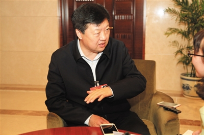 昨日下午，全國人大代表、哈爾濱市長宋希斌在駐地接受新京報(bào)記者專訪。張磊 攝