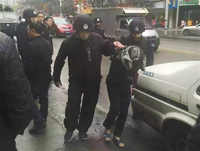 達(dá)州市警方押解剛被抓獲的犯罪嫌疑人褚思練（裹頭巾者）。 本組圖片/新華社