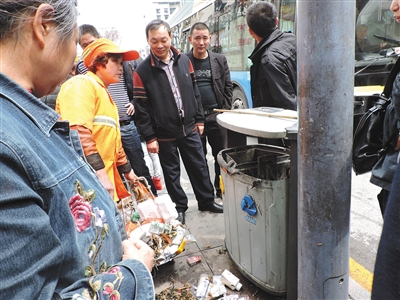 四川達(dá)州市通川區(qū)一垃圾桶，被搶槍支在此被找到。