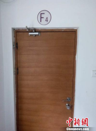 6日，事發(fā)樓層四層消防通道門被封死。呂春榮 攝